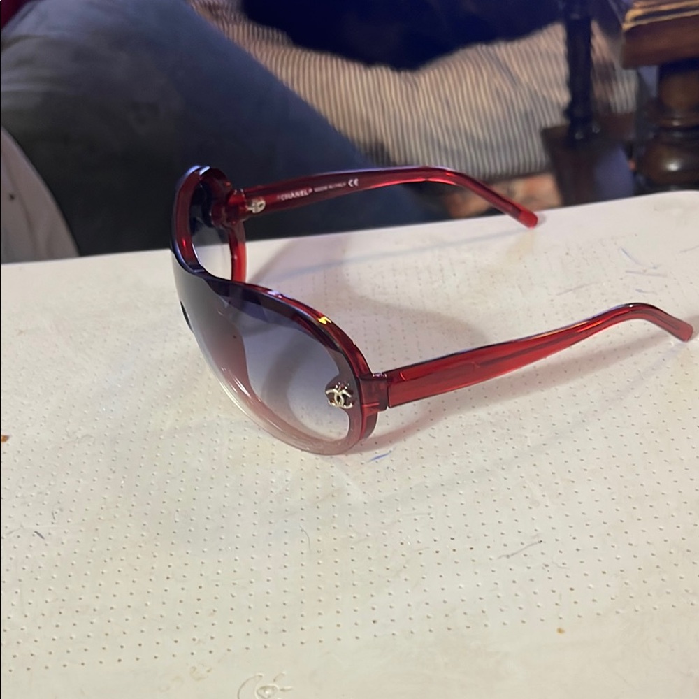 CHANEL Red Oversized Sunglasses with Gradient Lenses - Picture 3 of 6